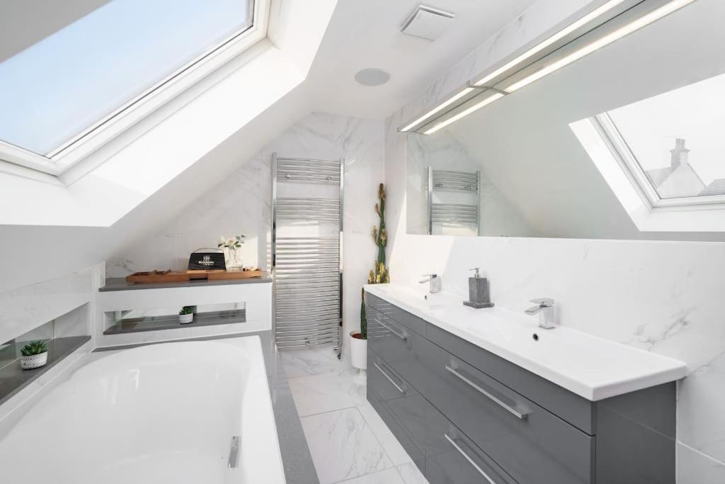 Beautiful 4 Bed Immaculate Condition Refurbished Property ラムフォード エクステリア 写真